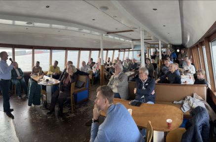 Ondernemers al varend in gesprek over de energietranistie in de IJmond